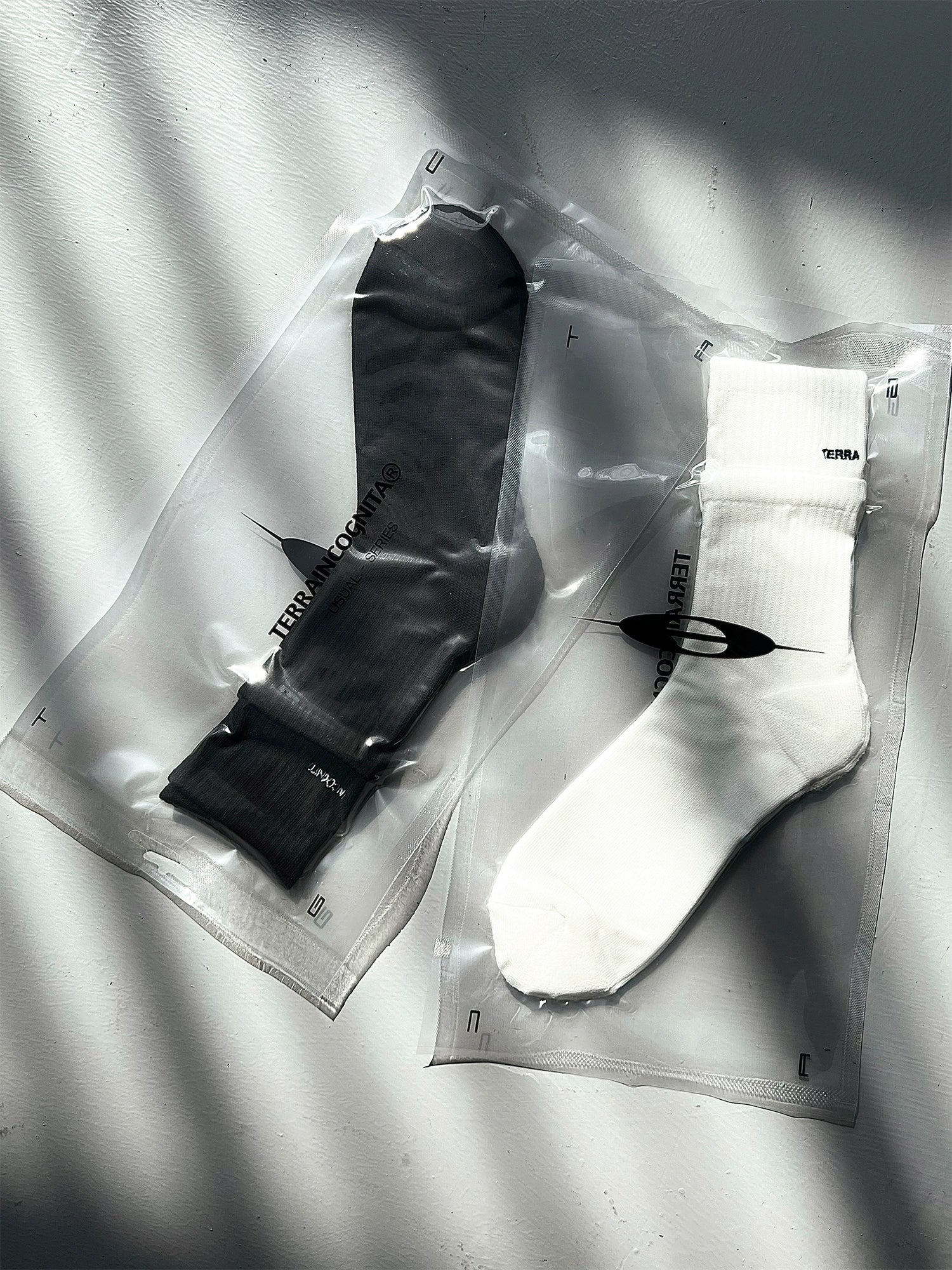 长绒棉吸汗透气黑白双色假两层品牌英文刺绣长袜TERRAINCOGNITA