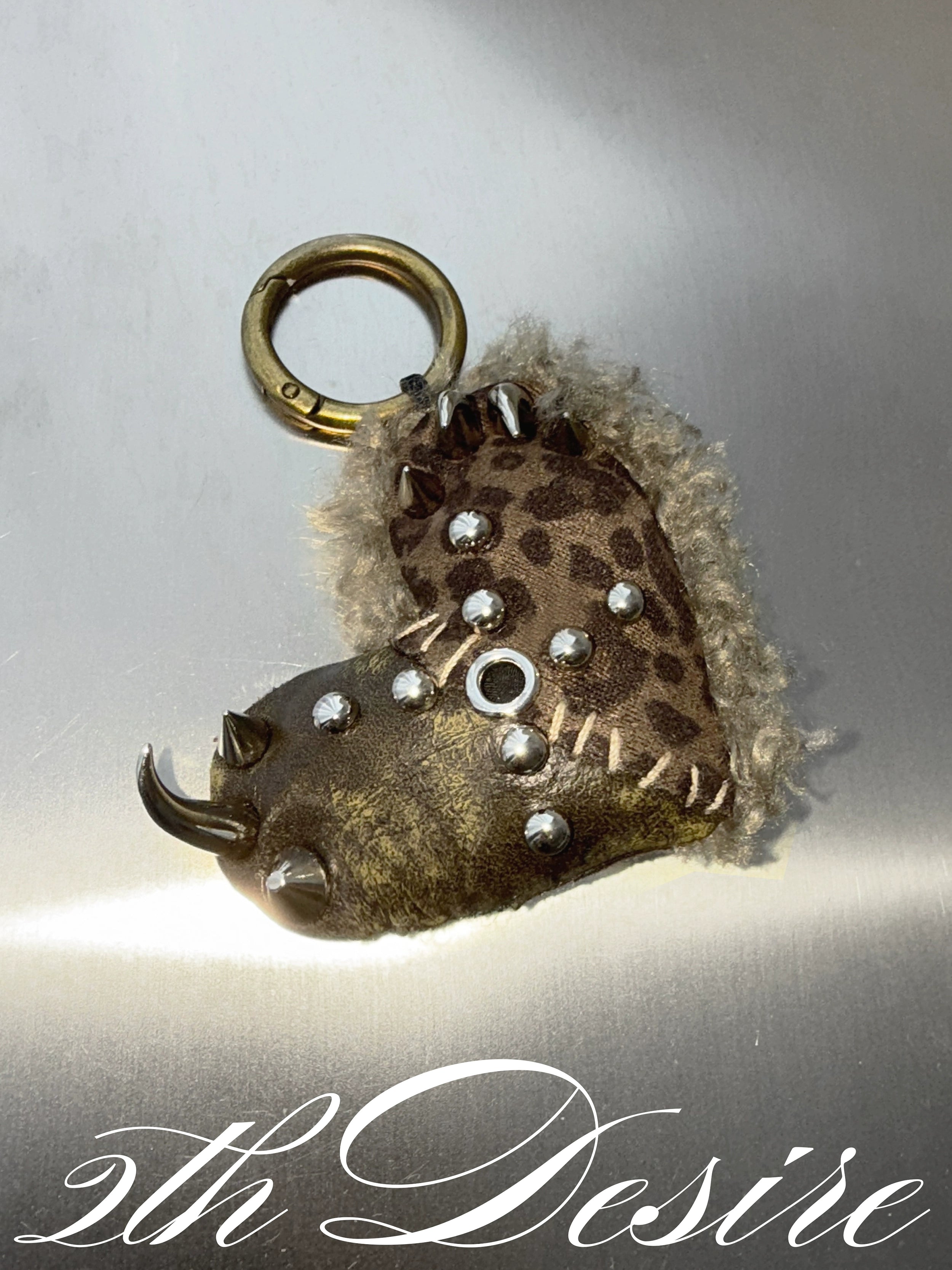 2th Desire原创手工编织独特设计感复古爱心毛毛豹纹铆钉包挂挂饰