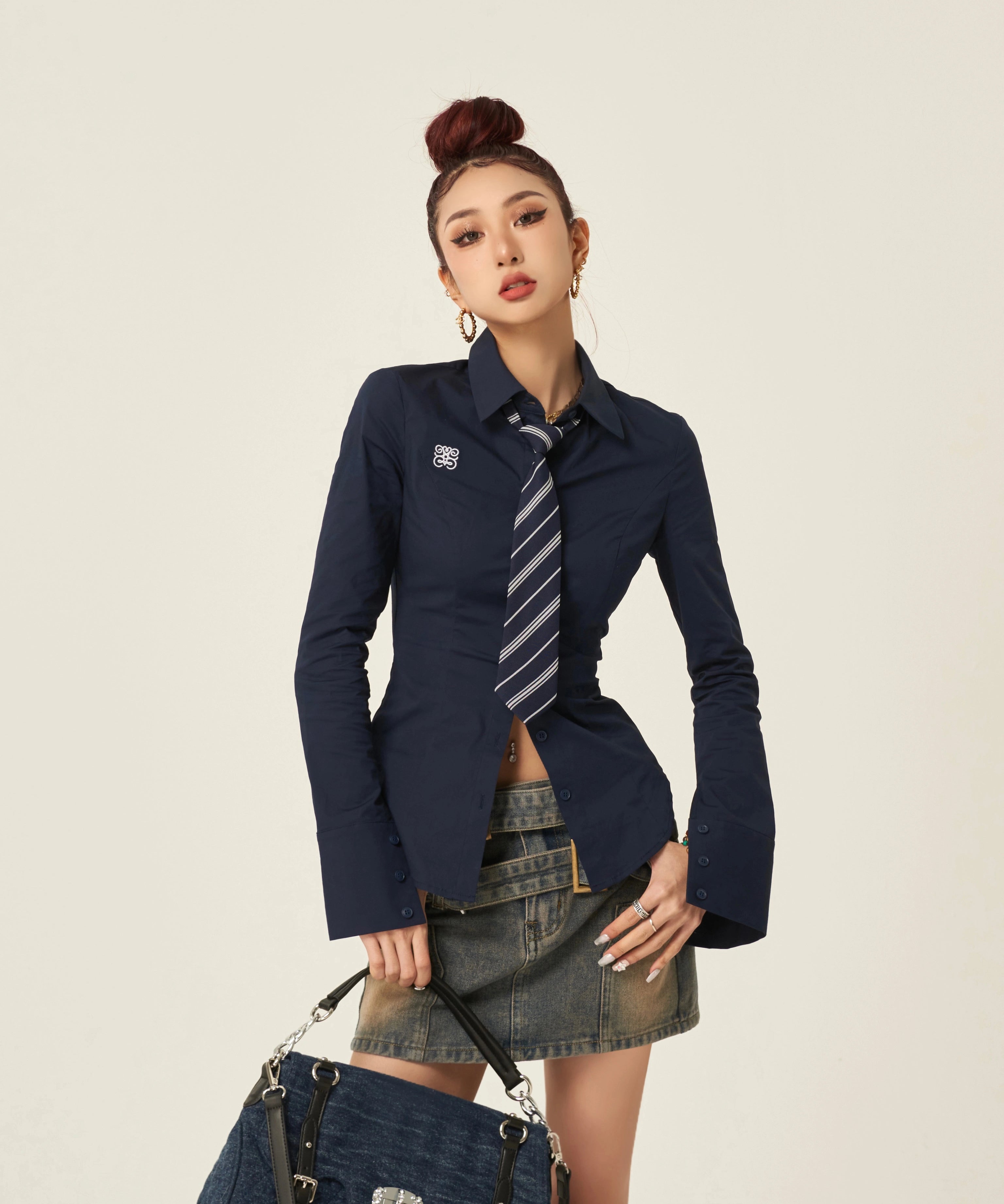 野生zero白蓝色长袖衬衫女秋学院风辣妹小众修身收腰显瘦正肩上衣