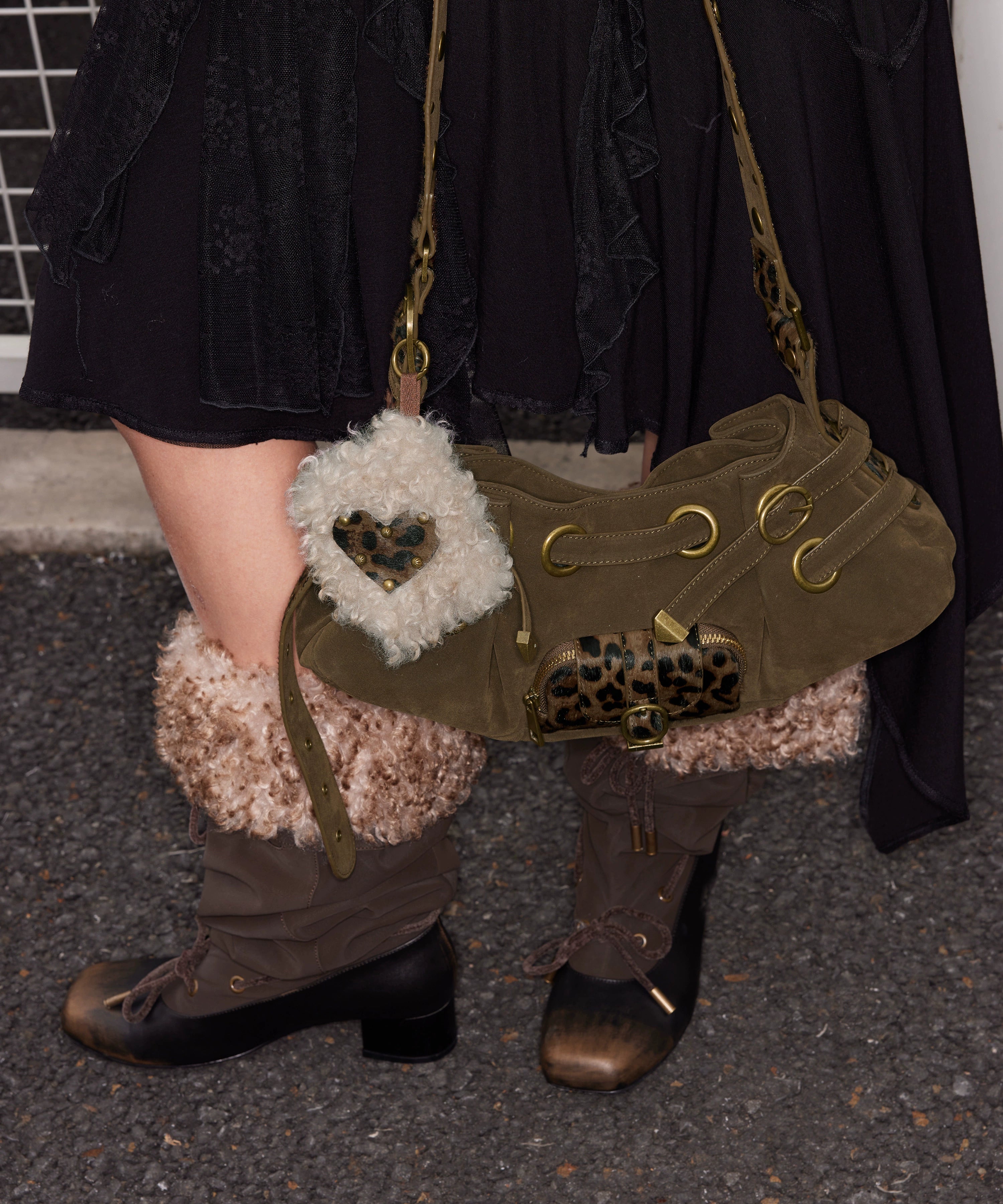 【季末七折】2th Desire重工真皮马毛设计腋下包气眼铆钉斜挎饺包