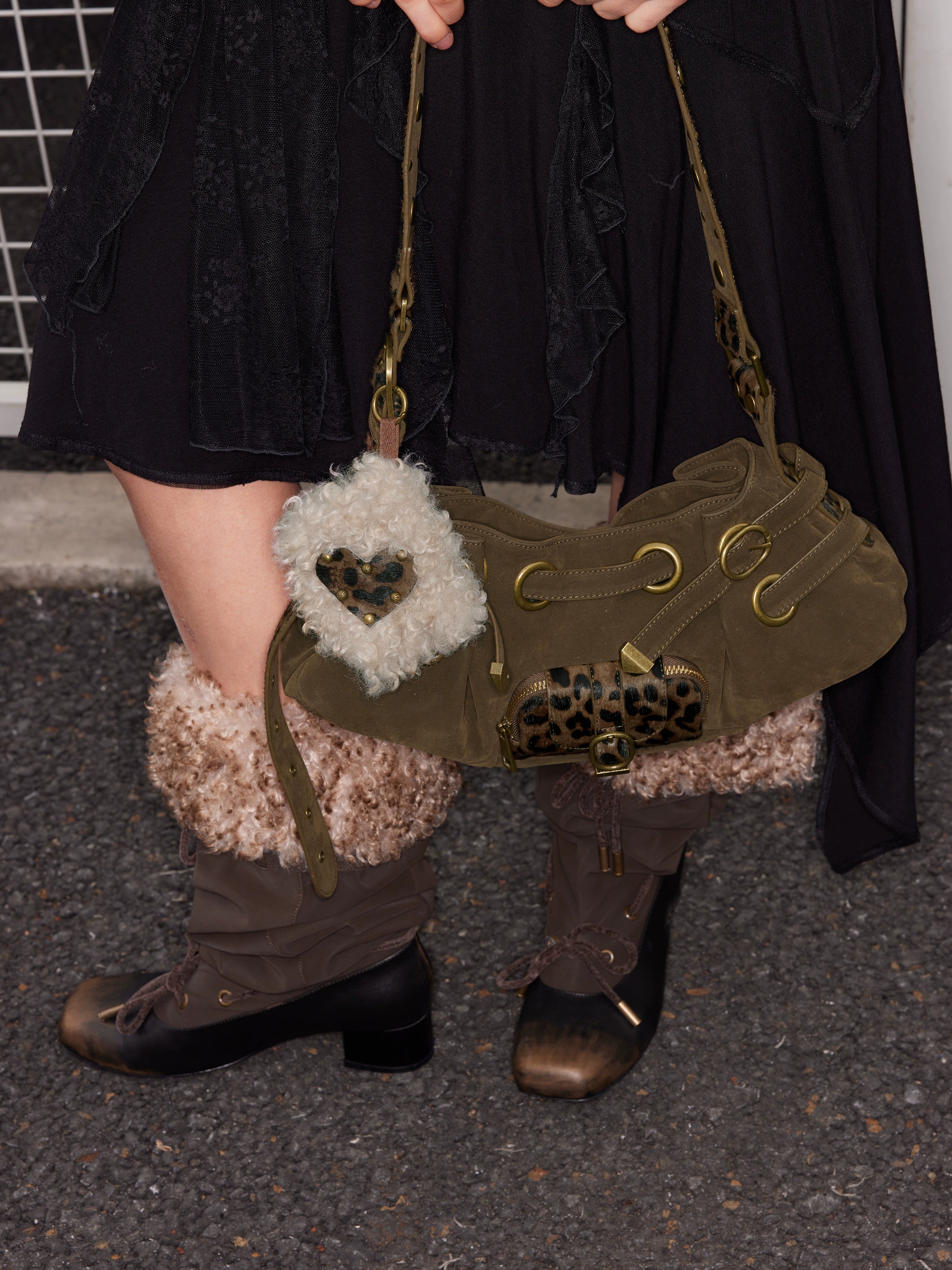 【季末七折】2th Desire重工真皮马毛设计腋下包气眼铆钉斜挎饺包