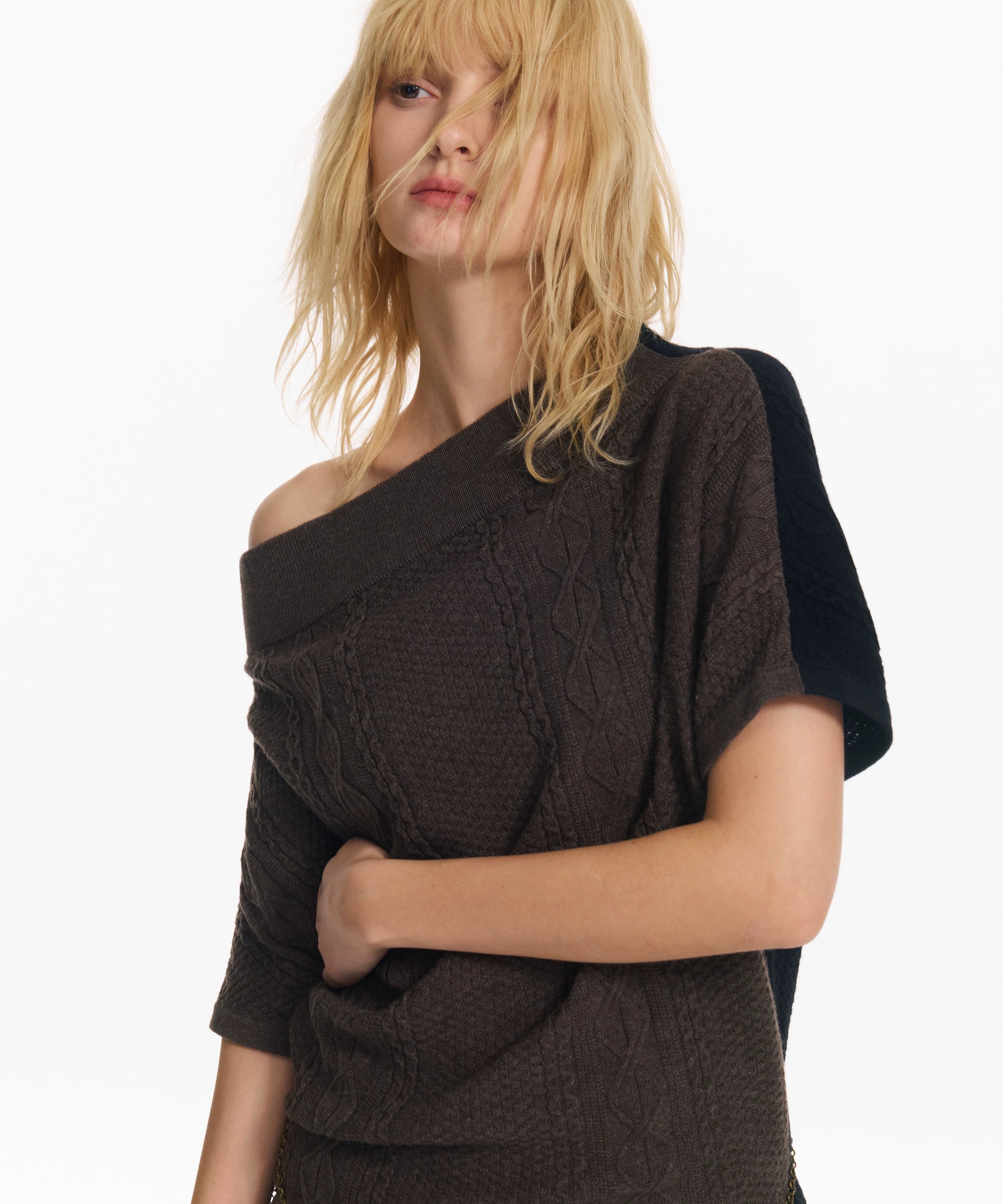 2th Desire 撞色斜肩宽松蝙蝠袖绞花设计感小众短袖外穿毛针织衫