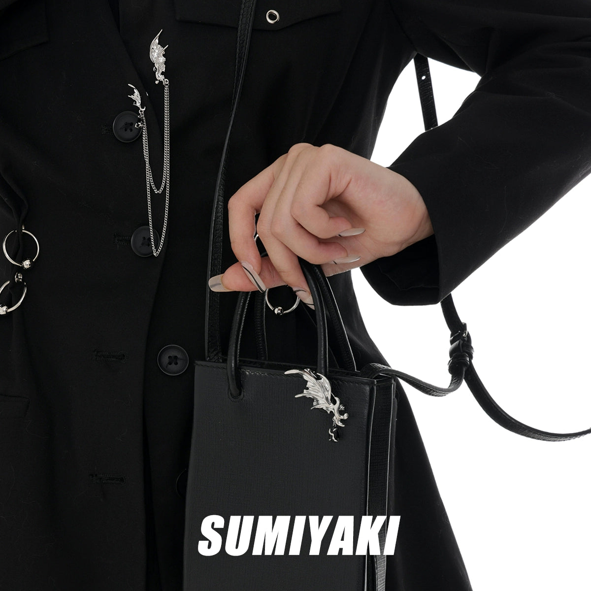 男女通吃！SUMIYAKI 流苏蝙蝠胸针 提升时髦！秋冬搭配西装配饰