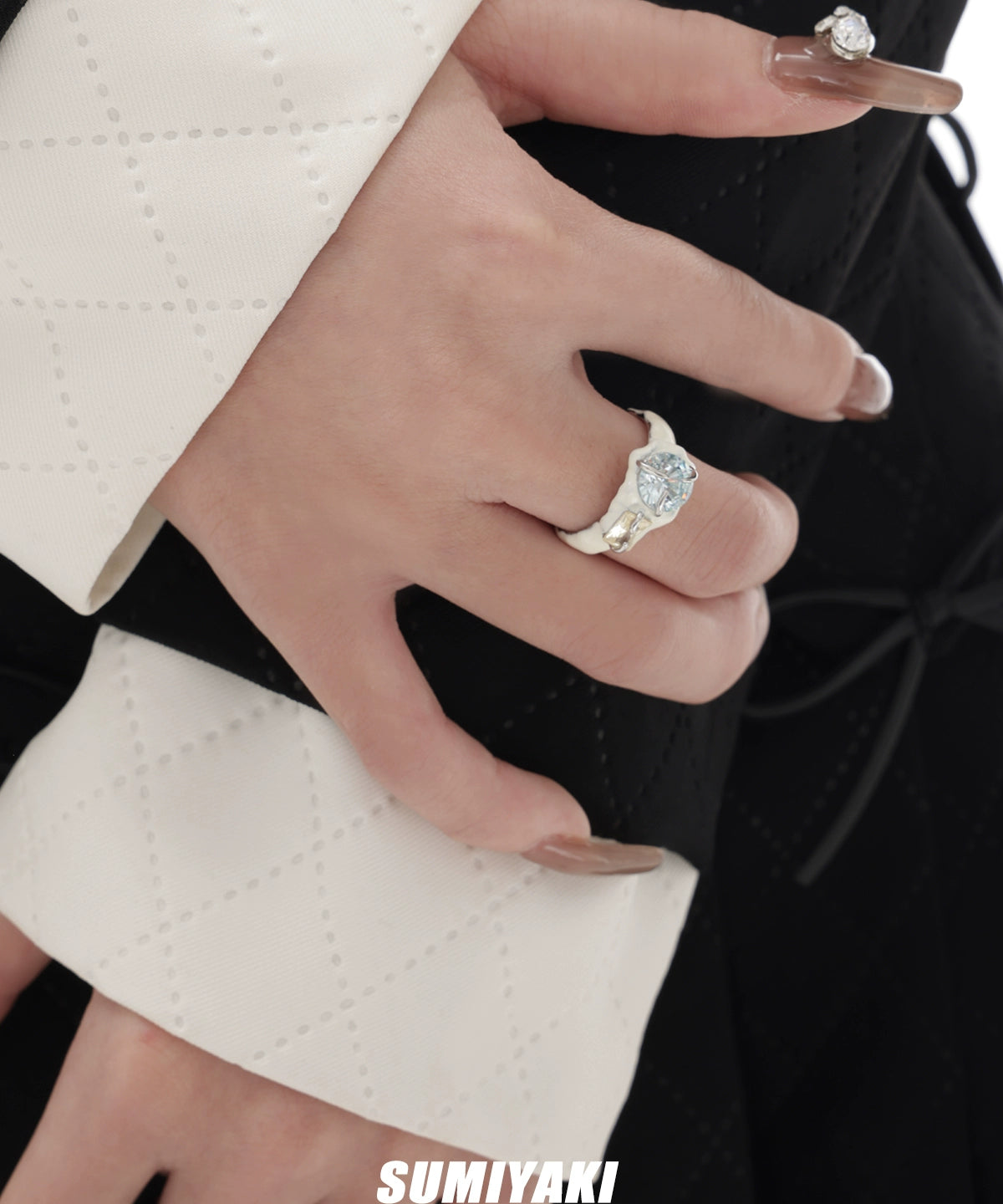 德芙般丝滑 SUMIYAKI 彩虹锆石滴油黑白情侣对戒戒指 闭眼冲一对