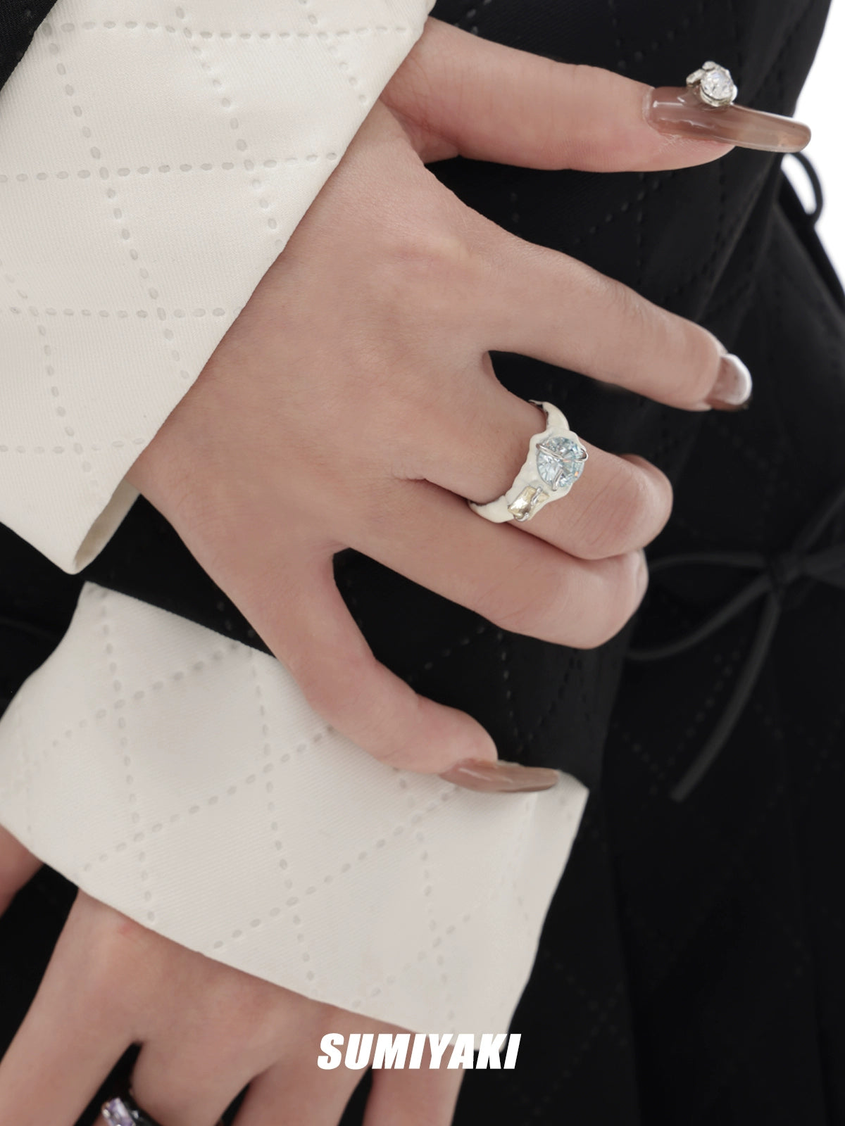 德芙般丝滑 SUMIYAKI 彩虹锆石滴油黑白情侣对戒戒指 闭眼冲一对