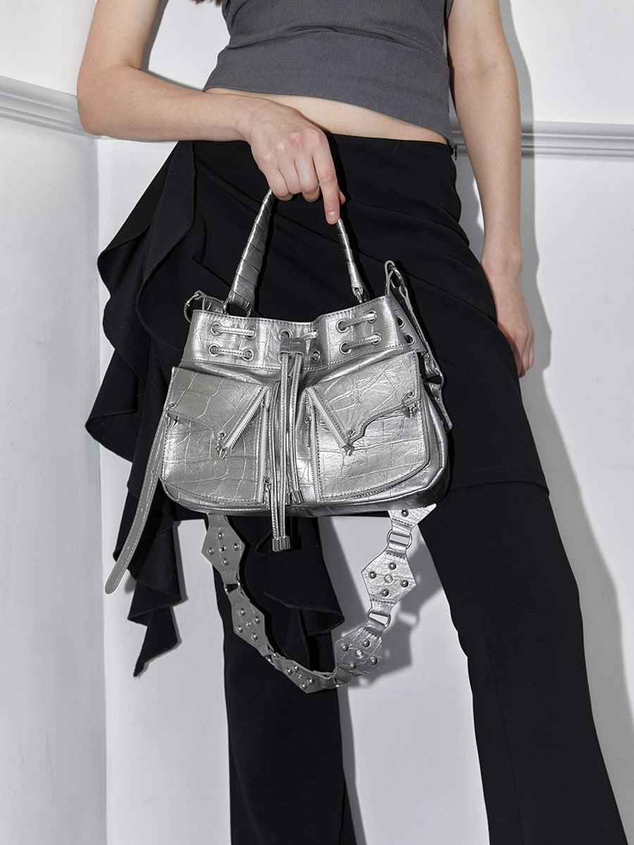 2th Desire银色抽绳口袋包包女机车斜挎包黑色水桶包复古皮包方包