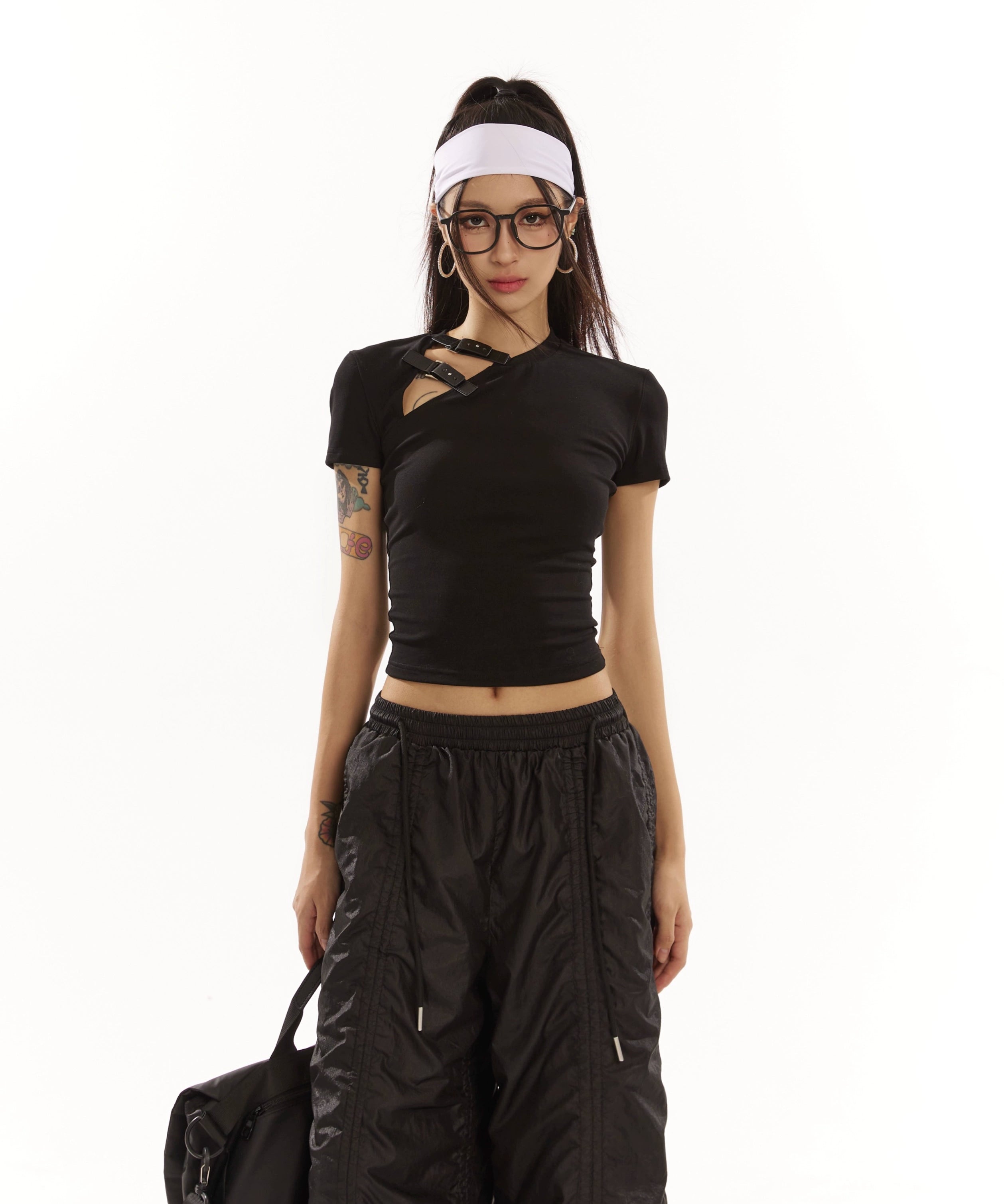 野生zero 白黑色正肩短袖t恤女夏设计感镂空辣妹修身显瘦短款上衣