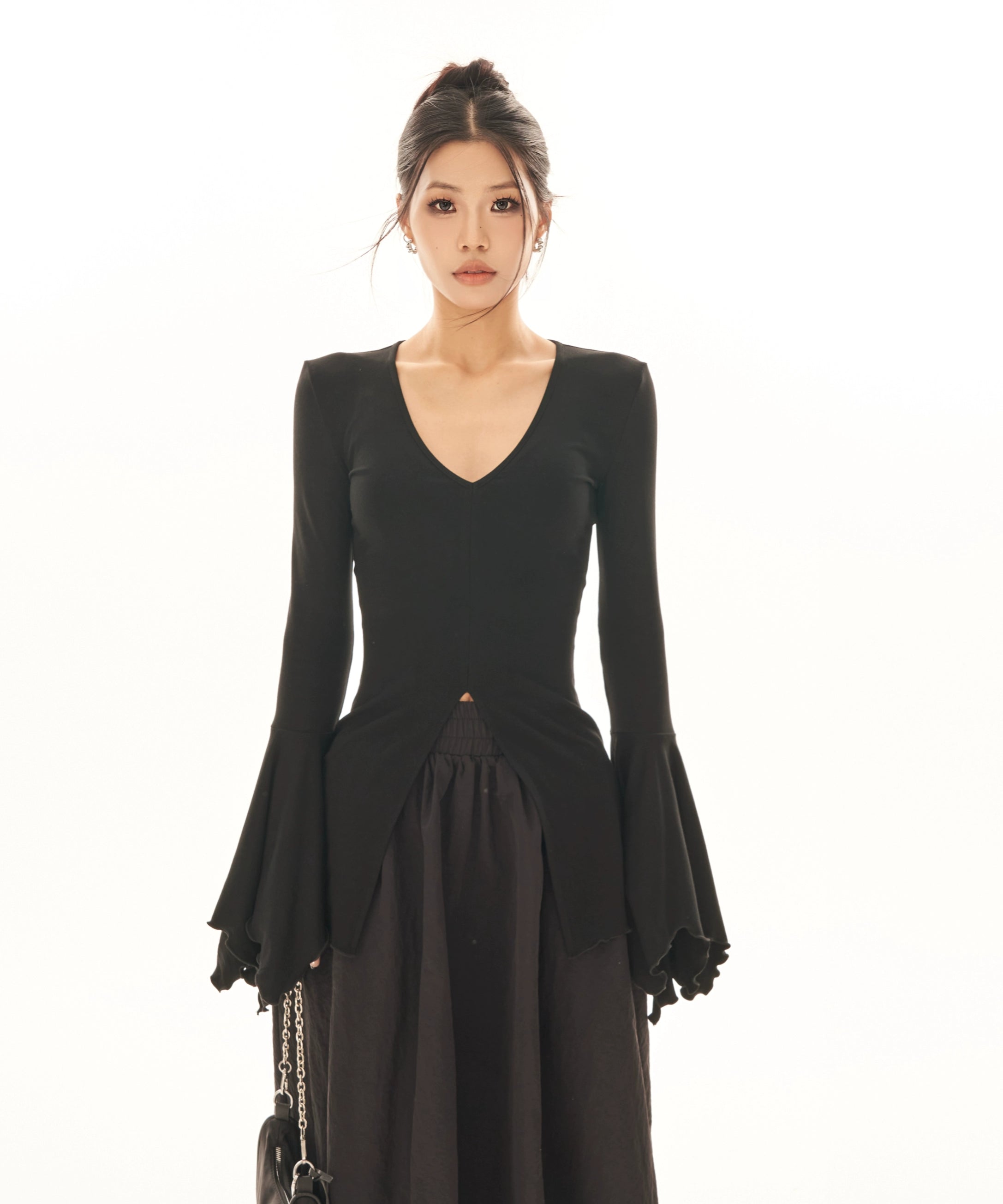 野生zerocircle 黑灰白色针织衫女春夏修身显瘦开叉喇叭袖v领上衣