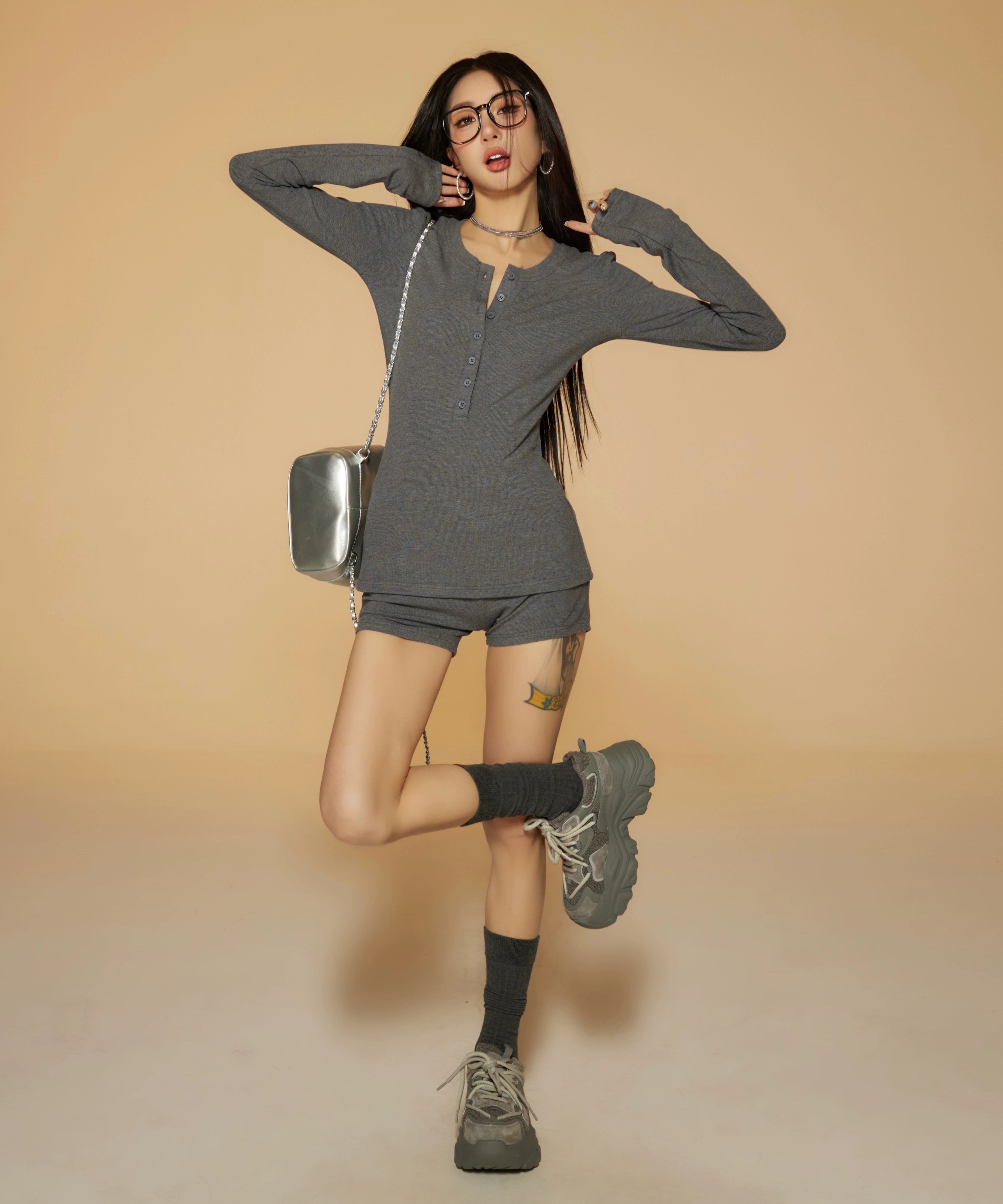 野生zero 黑灰色休闲辣妹套装女春夏季正肩显瘦修身长袖t恤短裤子