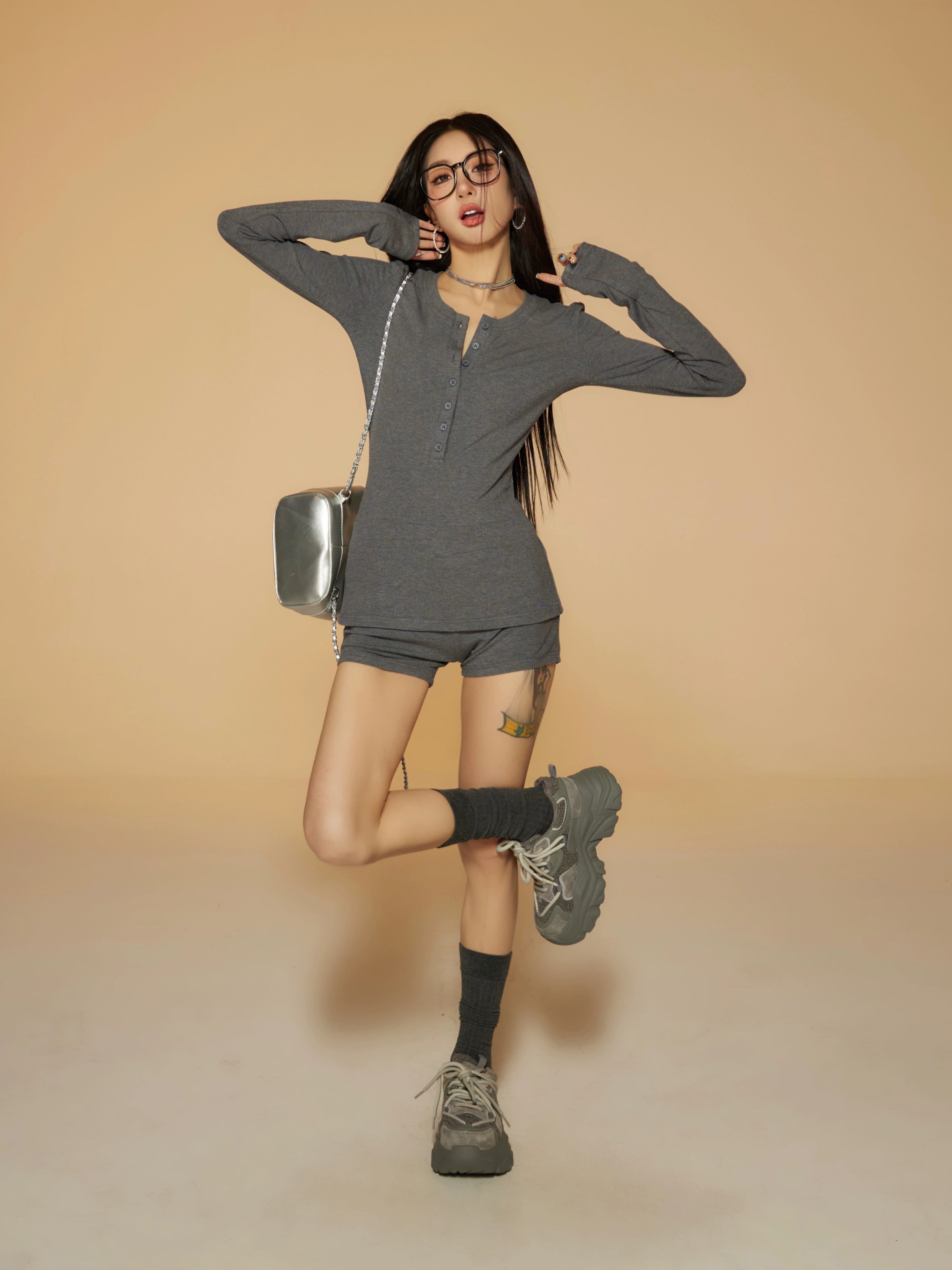 野生zero 黑灰色休闲辣妹套装女春夏季正肩显瘦修身长袖t恤短裤子